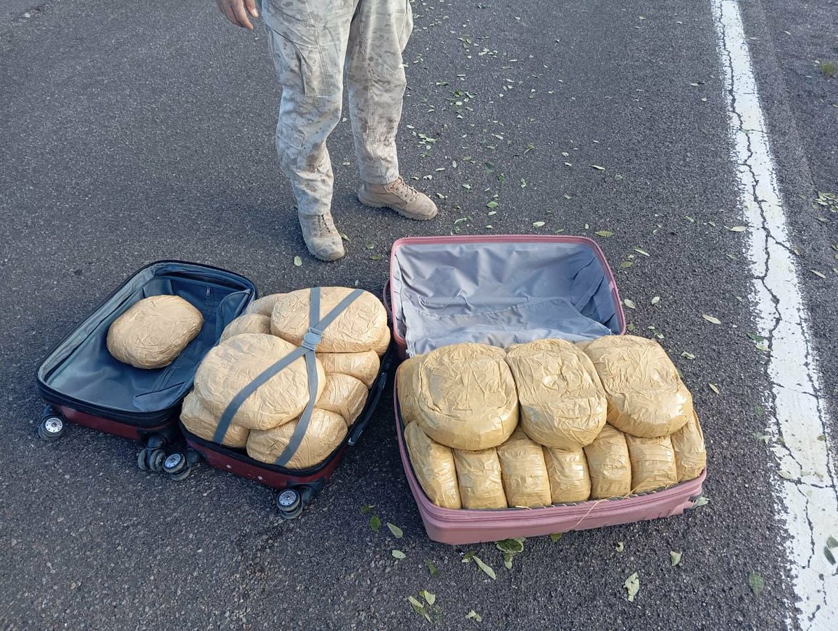 AlbertJulian13's tweet photo. 🚨Extranjeros de piel oscura intentaron ingresar por colchane más de 30 kilos de droga siendo detenidos por el ejército de chile SE NECESITA VOLVER A MINAR LA FRONTERA!!!RT https://t.co/DQyGB3NQZ9