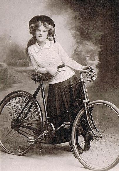Dit is Geertruida van der Berg uit Geertruidenberg, de eerste Nederlandse vrouw die zonder begeleiding van haar vader of echtgenoot over straat mocht fietsen.

De vrouwenfietswet van 1 juli 1910 wordt beschouwd als een mijlpaal binnen de feministische geschiedenis van Nederland.