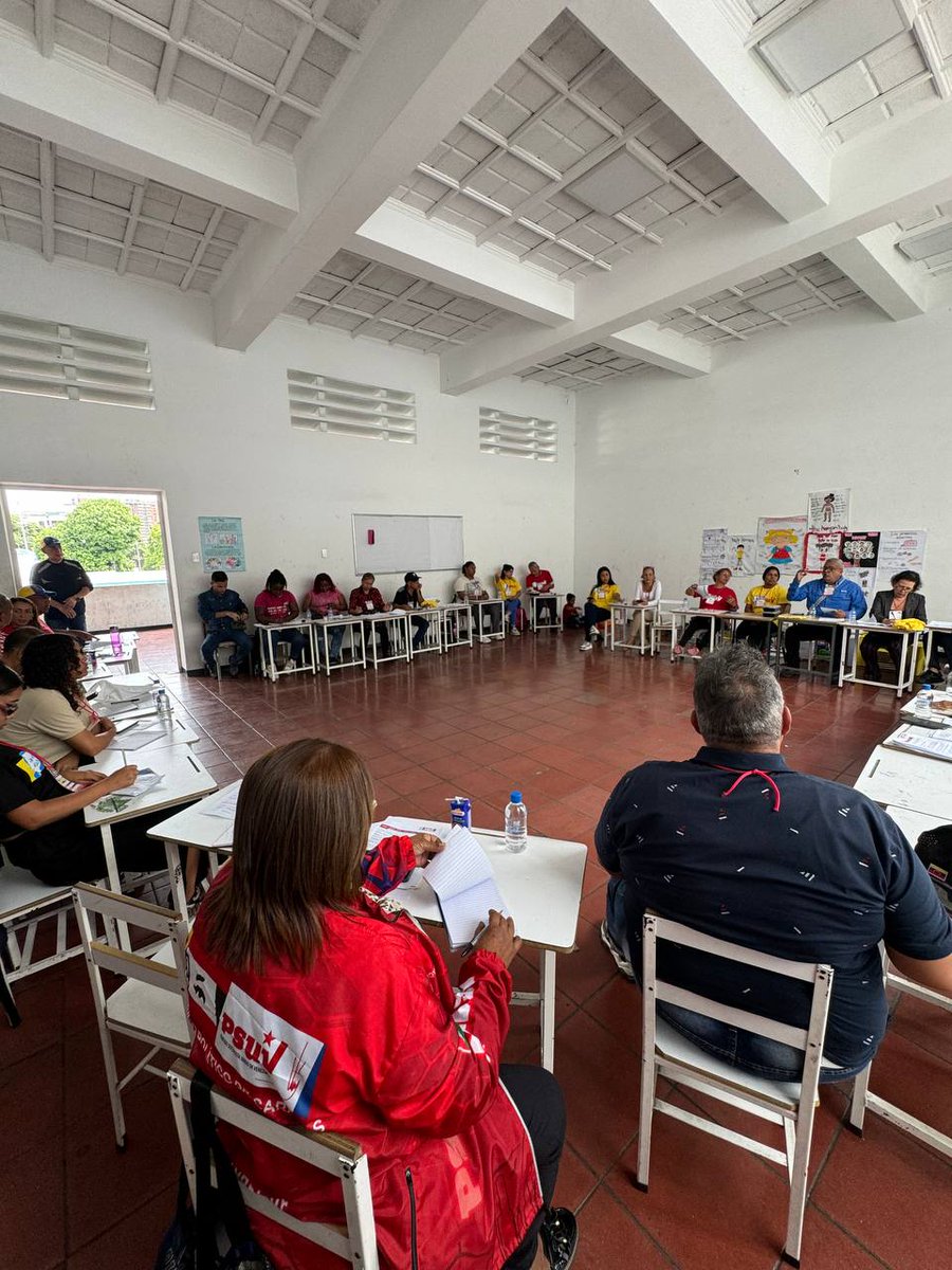 Las Jornadas Regionales de Diálogo de las Cinco Generaciones en apoyo a nuestro Presidente <a href="/NicolasMaduro/">Nicolás Maduro</a> ha permitido reunir la experiencia de personas de diferentes edades, que vamos abriendo los caminos del futuro y el presente de la Patria.

#ConMaduroEsMásSeguro