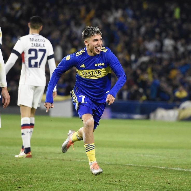 Cardoso_GOAT's tweet photo. 🚨🟡 AEK Athens on the verge of securing a deal with Boca Juniors for Exequiel Zeballos. 🇦🇷 #AEKFC

Transfer fee €6m with add ons-contract will be valid until 2028. 

Personal terms with the Argentinian winger already agreed. AEK want Zeballos to travel for preseason tour. ✈️ https://t.co/SieOU7IY2w