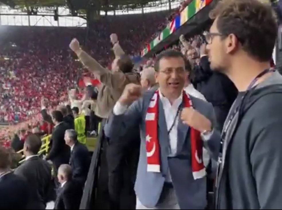 gizliservis06's tweet photo. İmamoğlu, Euro 2024’ü izlemek üzere Almanya'nın Düsseldorf şehrine tatil yaptığı Bodrum'dan özel jet ile gitti.

Ye paşam ye. https://t.co/uZx9XBputP