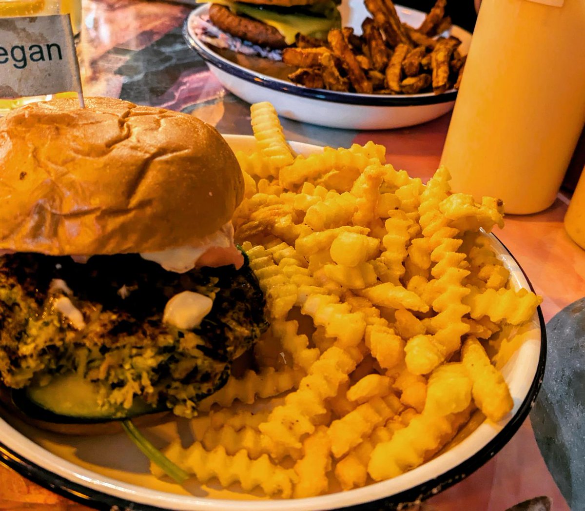 VeganOlive1's tweet image. Gorgeous #Vegan 🍔🍔 at #TheRound #Keswick and love the clear labelling 🍔🌻🌱☺️👌😋