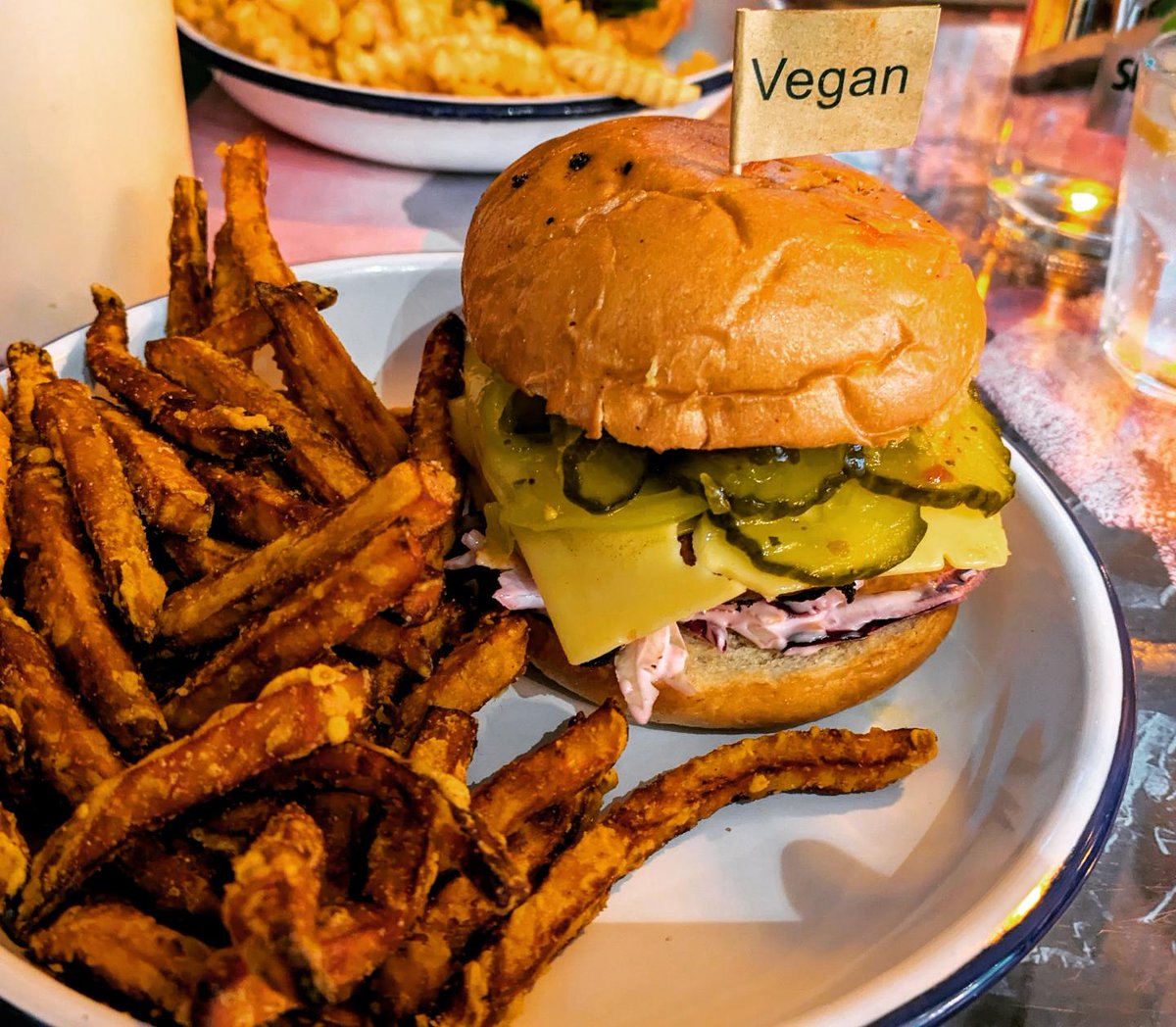 VeganOlive1's tweet image. Gorgeous #Vegan 🍔🍔 at #TheRound #Keswick and love the clear labelling 🍔🌻🌱☺️👌😋