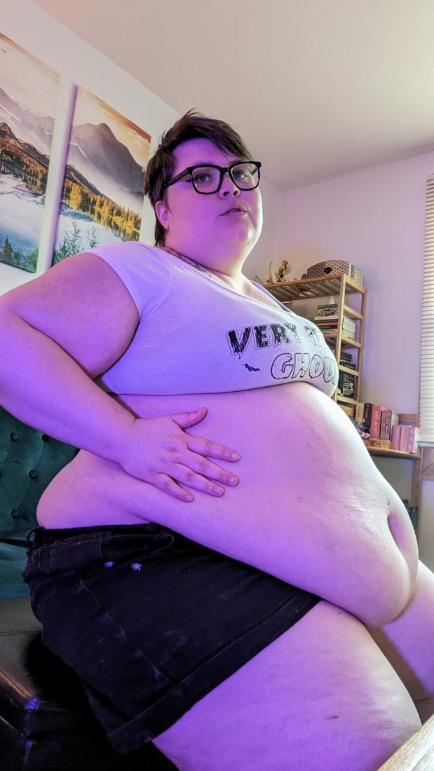 WoodsKinkCafe's tweet photo. Very pleased with how big my belly looked after this sponsored  stuffing. Is it greedy to say that I want it even bigger though? 🥺💜 https://t.co/lv3jUnJuNe