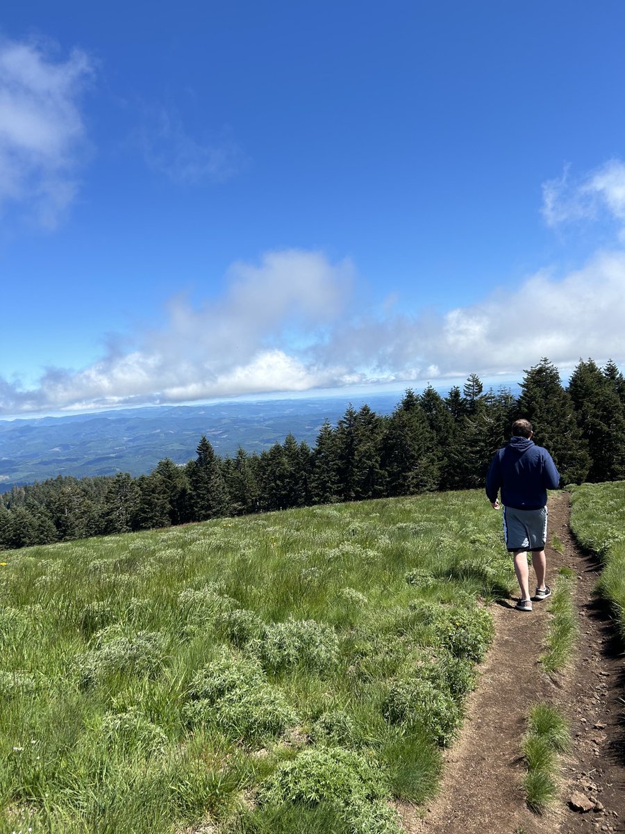 MattMajkrzak's tweet photo. Hiked a mountain with @HeyDudeShoes. #OregonThings https://t.co/1MizBO0x7F