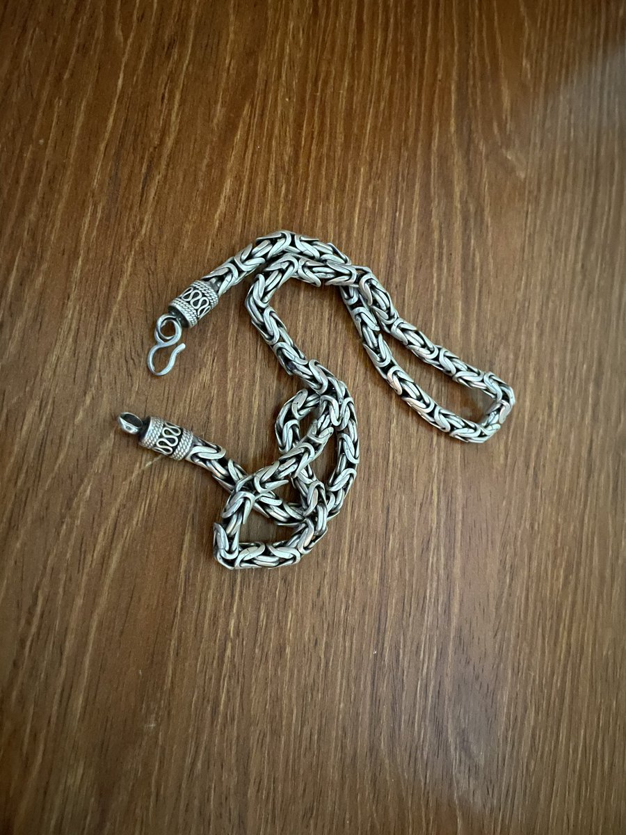 barbarian_cohen's tweet image. Tenhle řetízek jsem si koupil kdysi v Brně po návratu z Afriky.
Měl sem ho hodně rád a nesundal ho víc než dvě desetiletí. Možná jen do sauny.
Když mě teď trefili, tak ještě v Jupiku při kontrole poškození, ze mě odstříhali část oblečení, zbytek pak na prvním CCP. Tam někde…