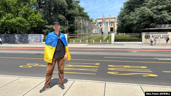 Bykvu's tweet photo. Швейцарець, який здався поліції в переддень Глобального Саміту миру, в Женеві взяв участь в акції на підтримку українс��ких військових, які знаходяться в російському полоні. Йона Нейдхарт й надалі планує ходити на усі акції на підтримку України.

Нагадаємо, Йона Нейдхарт, служив в Інтернаціональному легіоні ЗСУ, але поверну��ся до Швейцарії за день до початку лобального Саміту миру, щоб привернути увагу до війни в Україні. Чоловік вважає, що Україна має перемогти війну лише військовим шляхом. За законами країни, йому загрожує до трьох років ув’язнення за службу в іноземній армії.

Допит чоловіка тривав шість годин, в нього забрали мобільний телефон, українські військові нагороди, військовий берет, шеврони і книжку, яку він написав про Україну. Нейдхарта відпустили з-під арешту на час слідства, йому заборонено виїжджати зі Швейцарії.

📸: Радіо Свобода