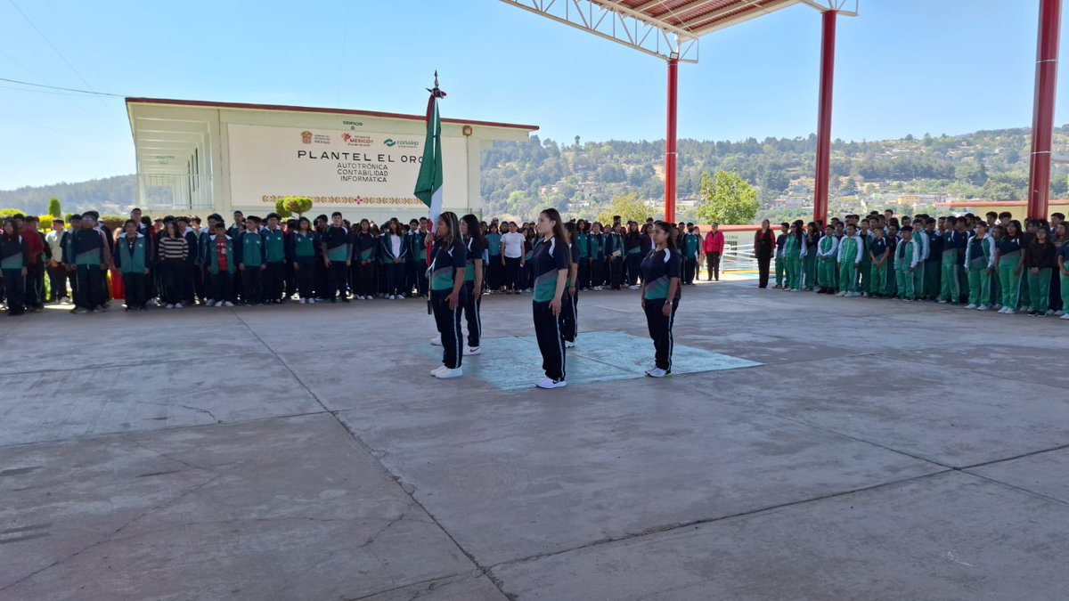 ConalepElOro's tweet photo. "Rendir honores a nuestra bandera es recordar y valorar nuestra identidad y compromiso como mexicanos." Por ello hoy realizamos honores a nuestro lábaro patrio y entregamos reconocimientos a los grupos con mejor promedio.
#ApasionadamenteCONALEP
#ElPoderDeServir https://t.co/bzrhW6SZvq