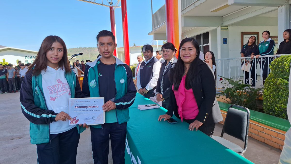 ConalepElOro's tweet photo. "Rendir honores a nuestra bandera es recordar y valorar nuestra identidad y compromiso como mexicanos." Por ello hoy realizamos honores a nuestro lábaro patrio y entregamos reconocimientos a los grupos con mejor promedio.
#ApasionadamenteCONALEP
#ElPoderDeServir https://t.co/bzrhW6SZvq