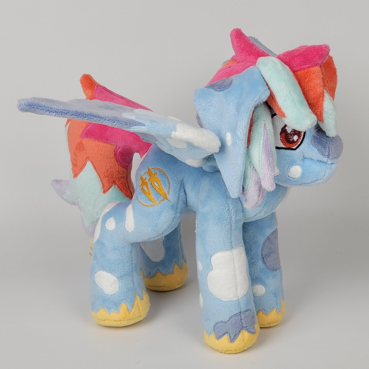 chillynachos's tweet photo. Look at this cutie 🥰 
Commission.
✨✨✨
- ~13 inches tall 
- wire carcass 
- posable wings 
- detachable hoodie 
✨✨✨
#Chillys_Plushies #mlpoc #brony https://t.co/Q5Ci8fOhmx
