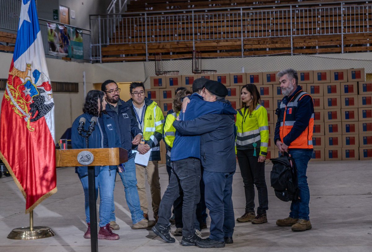 seremisalud8's tweet photo. Presidente @Gabrielboric llegó hasta Curanilahue junto a autoridades de Gobierno, para entregar anuncios dirigidos a personas afectadas tras sistema frontal como aporte de bolsillo electrónico (desde hoy), reposición de ayudas técnicas para personas con discapacidad, entre otras. https://t.co/8C8Rsazz3J