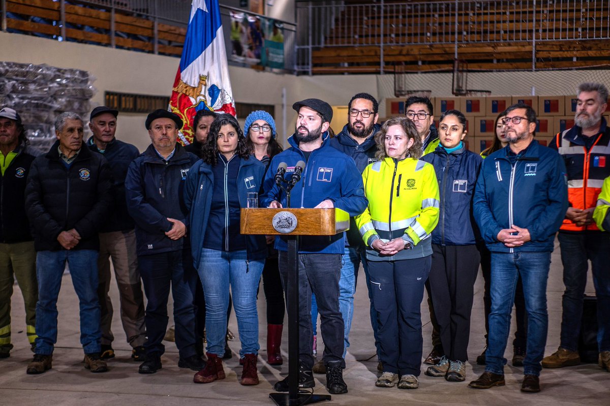 seremisalud8's tweet photo. Presidente @Gabrielboric llegó hasta Curanilahue junto a autoridades de Gobierno, para entregar anuncios dirigidos a personas afectadas tras sistema frontal como aporte de bolsillo electrónico (desde hoy), reposición de ayudas técnicas para personas con discapacidad, entre otras. https://t.co/8C8Rsazz3J