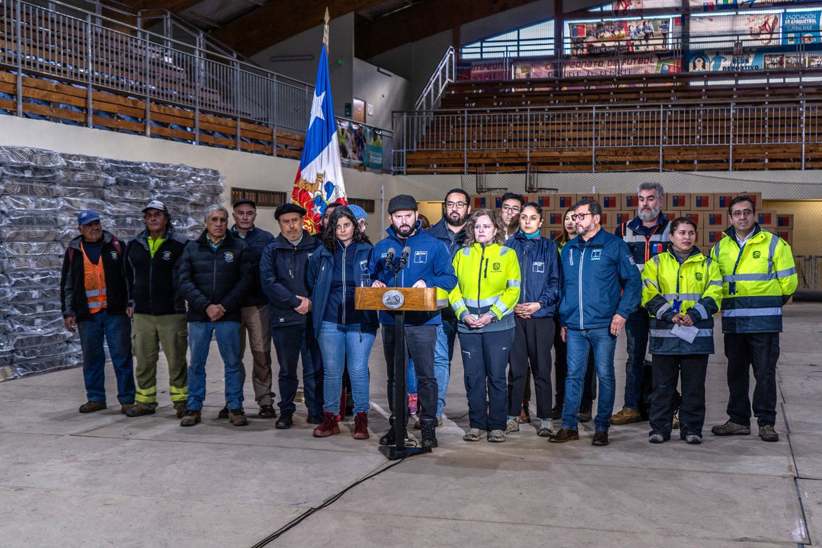 seremisalud8's tweet photo. Presidente @Gabrielboric llegó hasta Curanilahue junto a autoridades de Gobierno, para entregar anuncios dirigidos a personas afectadas tras sistema frontal como aporte de bolsillo electrónico (desde hoy), reposición de ayudas técnicas para personas con discapacidad, entre otras. https://t.co/8C8Rsazz3J