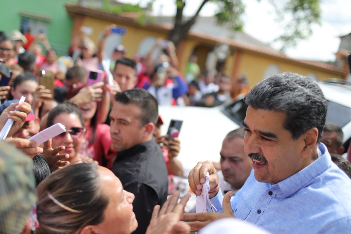 PresidencialVen's tweet photo. #DeInterés 📰| A través de un contacto televisivo, desde la Escuela Básica Dr. Ramón Reinoso Núñez, el presidente @NicolasMaduro  entregó el Complejo Habitacional Ciudad Tavacare, totalmente recuperado.

En el lugar, el padrino de Barinas, G/J Vladimir Padrino López, describió la alegría que se vivió en el complejo habitacional por esta entrega, gracias al trabajo de las Bricomiles.

A la fecha, el complejo habitacional cuenta "con 355 torres, de las cuales ya han sido intervenidas 29" , bajo el "concepto del hábitat", señaló Padrino López.