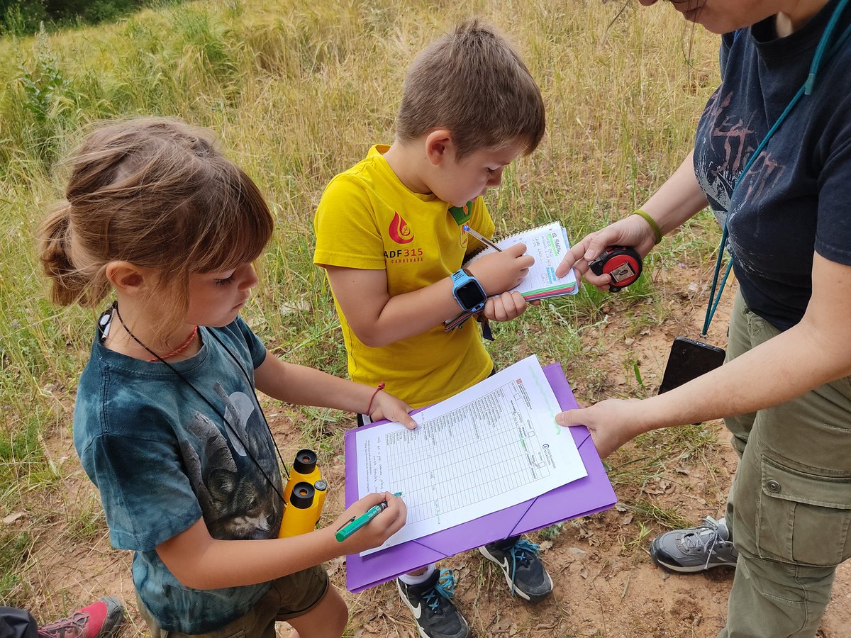 adfCarrerada's tweet photo. 💚Dies atrafegats amb la col•laboració x l'#Atles de #Mamífers @mcngranollers 
Hem aprofitat les feines x ensenyar als menuts de l'entitat, la importància de les feines que fan els científics, en benefici del coneixement de la fauna i #biodiversitat del nostre petit tros de món https://t.co/ct0mMLfZyV