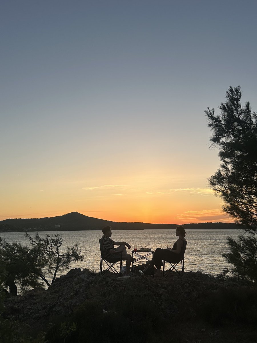 bir fotoğrafın rüyası saç beyazlatır
bir fotoğrafın rüyası her akşam yarım..