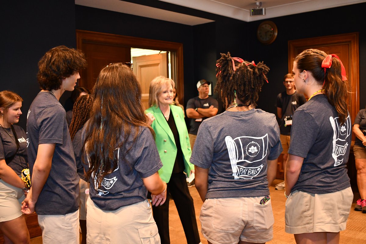 electriccoopsms's tweet photo. The high school juniors who make up the Mississippi delegation of the 2024 NRECA Youth Tour in D.C. meet and take photos with @cindyhydesmith and @SenatorWicker Tuesday. #YTDC #MS2DC #MSCYL #MSCYL24 https://t.co/b5xonefnX1