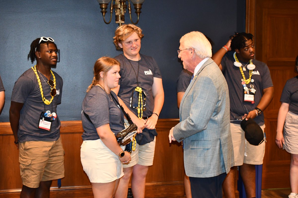 electriccoopsms's tweet photo. The high school juniors who make up the Mississippi delegation of the 2024 NRECA Youth Tour in D.C. meet and take photos with @cindyhydesmith and @SenatorWicker Tuesday. #YTDC #MS2DC #MSCYL #MSCYL24 https://t.co/b5xonefnX1
