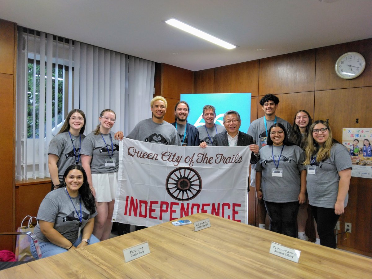 mayor_watanabe's tweet photo. 昨夕、市民のお宅にホームステイ中のインディペンデンス市の学生親善訪問団の皆さんが東村山市役所に来訪。
市長室や議場を見学し市役所1階でひがっしーと対面。訪問団の皆さんはひがっしーに大喜び😆
東村山駅周辺の連続立体交差事業の模型に興味津々でした。
あと2日間楽しんで下さい‼️
#東村山市長 https://t.co/e0vlq8ftMV