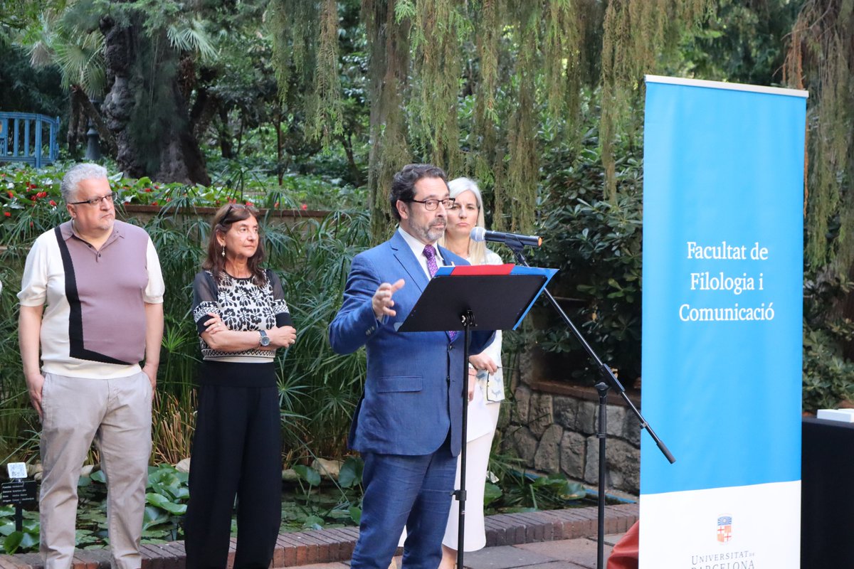 FilComUB's tweet photo. 📸Aquest vespre, els Jardins Ferran Soldevila han acollit el tradicional acte de cloenda del curs acadèmic. Una trobada que ha comptat amb una bona representació de la comunitat universitària de la @FilComUB. També hi ha estat present el @RectorUB, el Dr. Joan Guàrdia. https://t.co/rPOwNvcHaQ