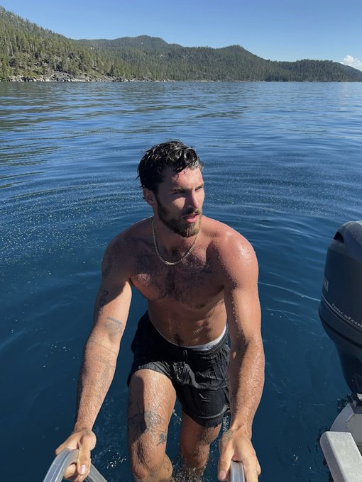 🏊🏼&zwj;♂️🏊🏼&zwj;♂️ https://t.co/0gRDSnEwI5