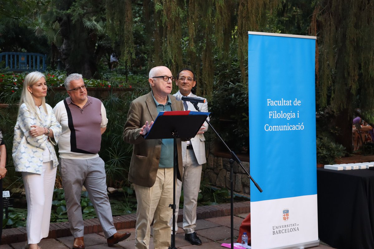 FilComUB's tweet photo. 📸Durant l'acte, s'ha reconegut la trajectòria de membres de la comunitat de la #FilComUB que durant aquest curs arribaran a l'etapa de la jubilació. https://t.co/Mqgavus3PH