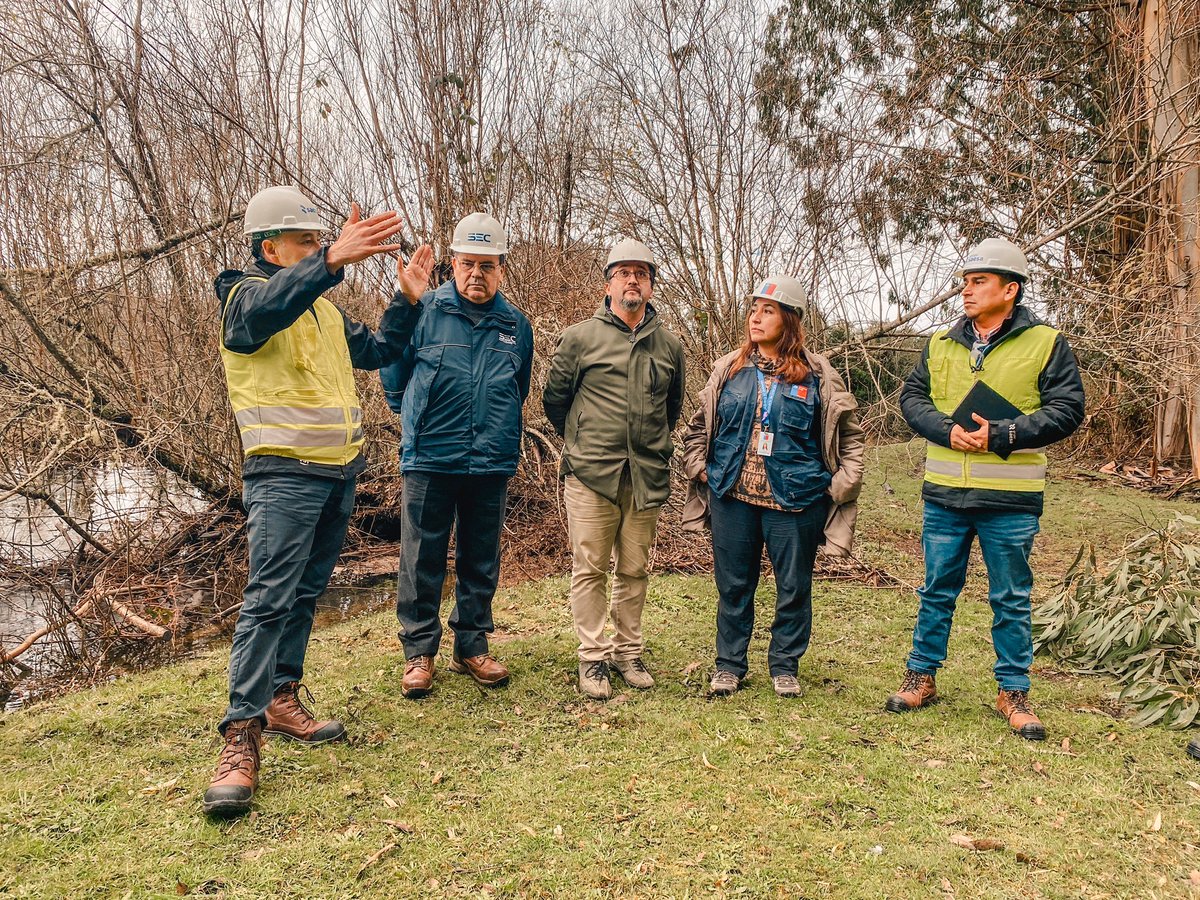 EnergiaLosRios's tweet photo. ⚡️👷🏻‍♀️Una serie de visitas a terreno para supervisar los trabajos de poda y despeje de líneas, que llevan adelante las empresas eléctricas, y con lo que se busca evitar cortes de luz en invierno; autoridades lideradas por el delegado del Alejandro Reyes, inspeccionar diversas zonas https://t.co/Ri3o7n1sly