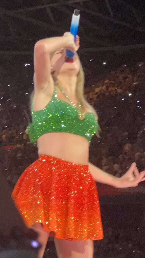 EIiosboy's tweet photo. 🚨| Taylor Swift's outfit for the "1989" era today are the colors of the Welsh flag! #CardiffTSTheErasTour 🏴󠁧󠁢󠁷󠁬󠁳󠁿 https://t.co/fqJtBbRklh