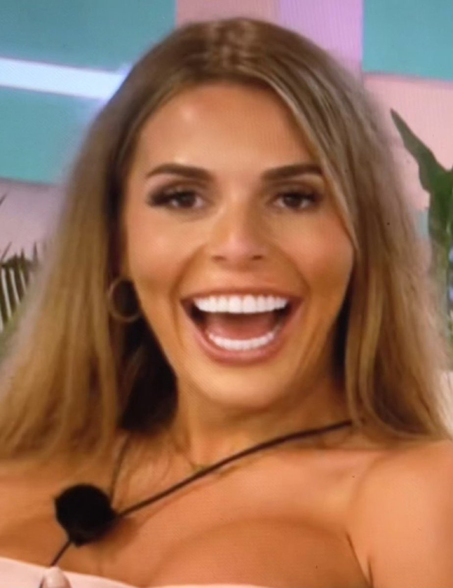 Imagine being upset and behind you is this cheeky smile I’ll crash out #LoveIsland