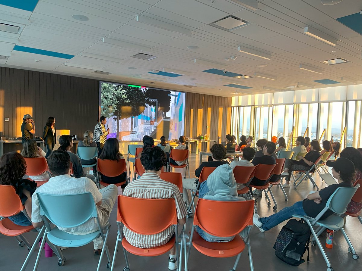 TECcampusQRO's tweet photo. ¡Emoción y creatividad en la entrega final del bloque Equipamiento Comunitario! Los estudiantes presentaron propuestas arquitectónicas y urbanas innovadoras, reimaginando la colonia Porvenir en pro de las personas y la vida pública. 🏘️🌳

#HazloÉpico #EAAD https://t.co/XnO2SUIrOA
