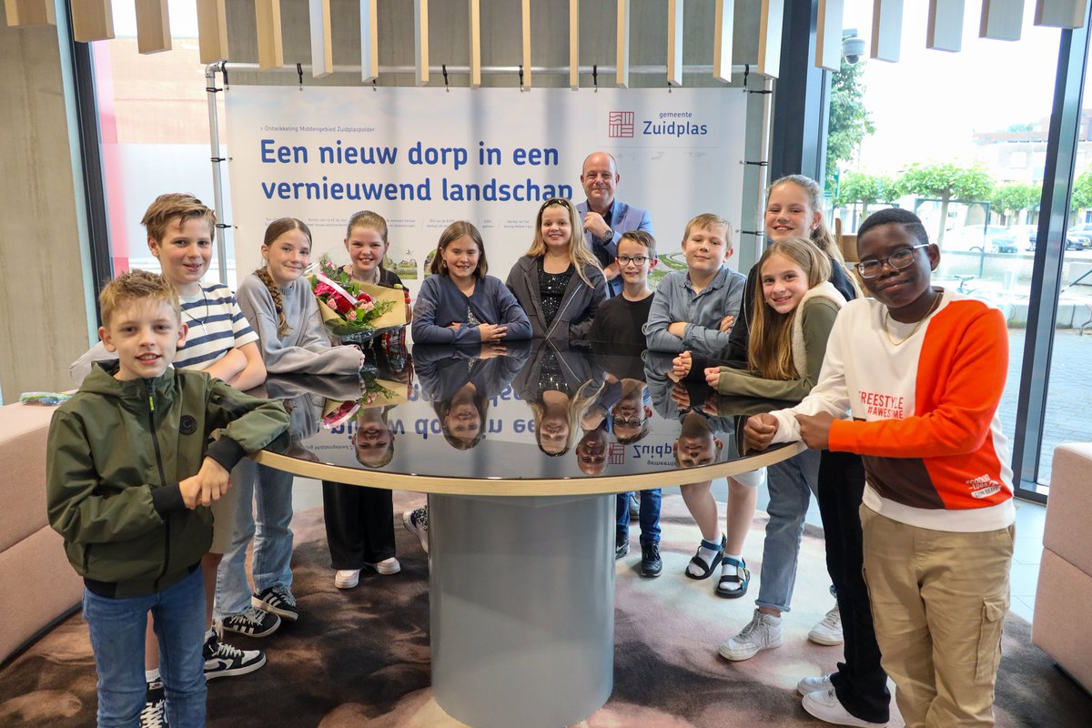 Afscheid van de 'oude' kindergemeenteraad en welkom voor de 'nieuwe' kindergemeenteraad. Mooi dat we in Zuidplas zulke actieve kinderen hebben die samen een goed plan maken en tot uitvoer brengen.