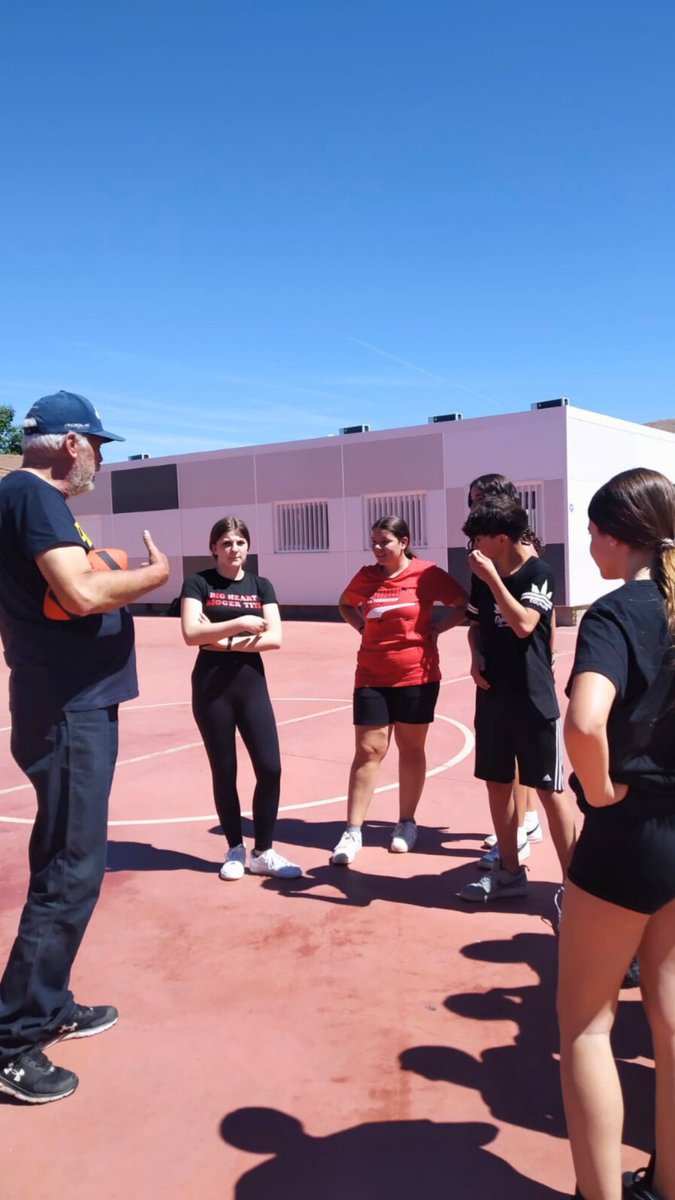 IITGALILEO's tweet image. El club Alcorcón Predators estuvo ayer con alumnos de 2 EDO para enseñarles un nuevo deporte, el fútbol flag que será olímpico en Los Ángeles 2028. 
Gracias @alcorconfbl
#galileoesdeporte #somosgalileo
