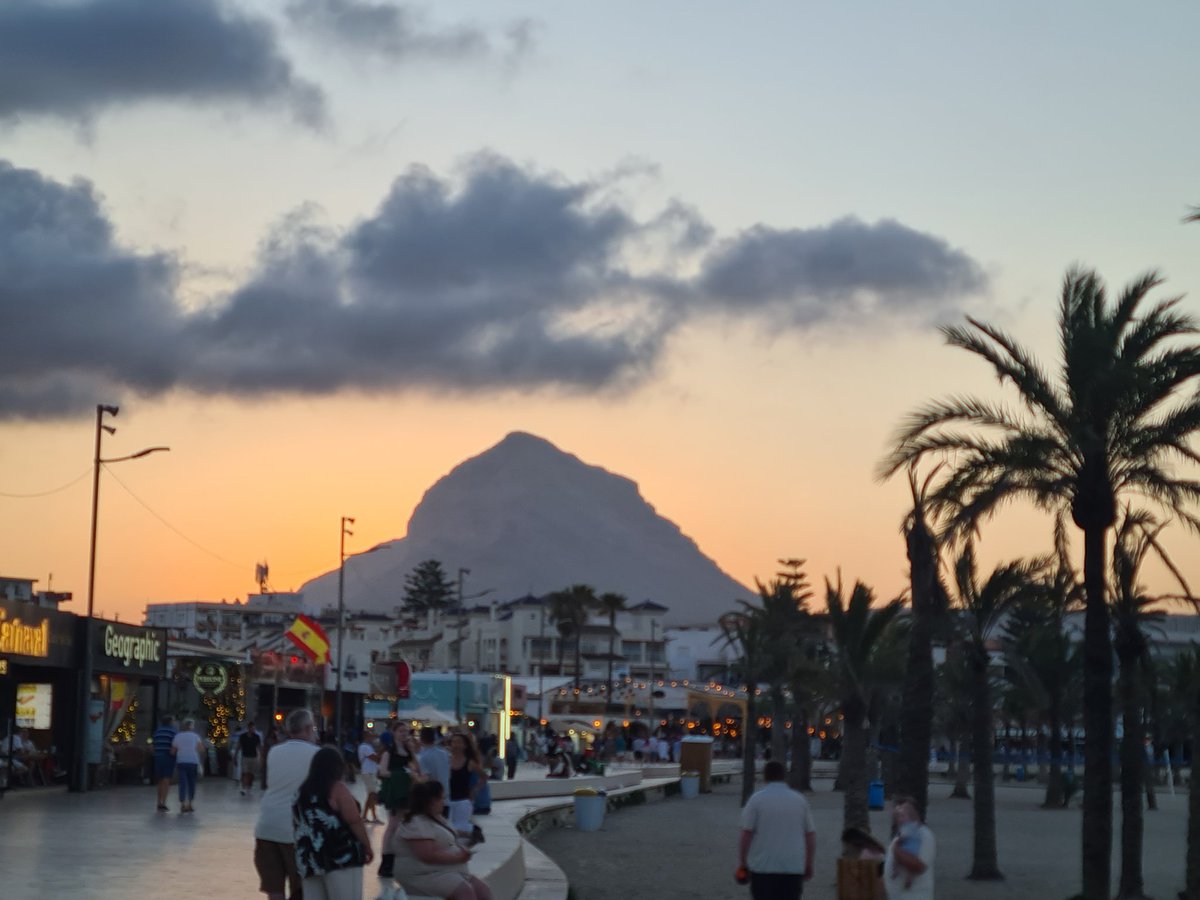 DigiGranBiz's tweet photo. Thank you for your tweets.
T 24 deg in the hills above Javea.
#Flamingotree
#Montgo (mountain)
#Spain https://t.co/FFreCNwLKw
