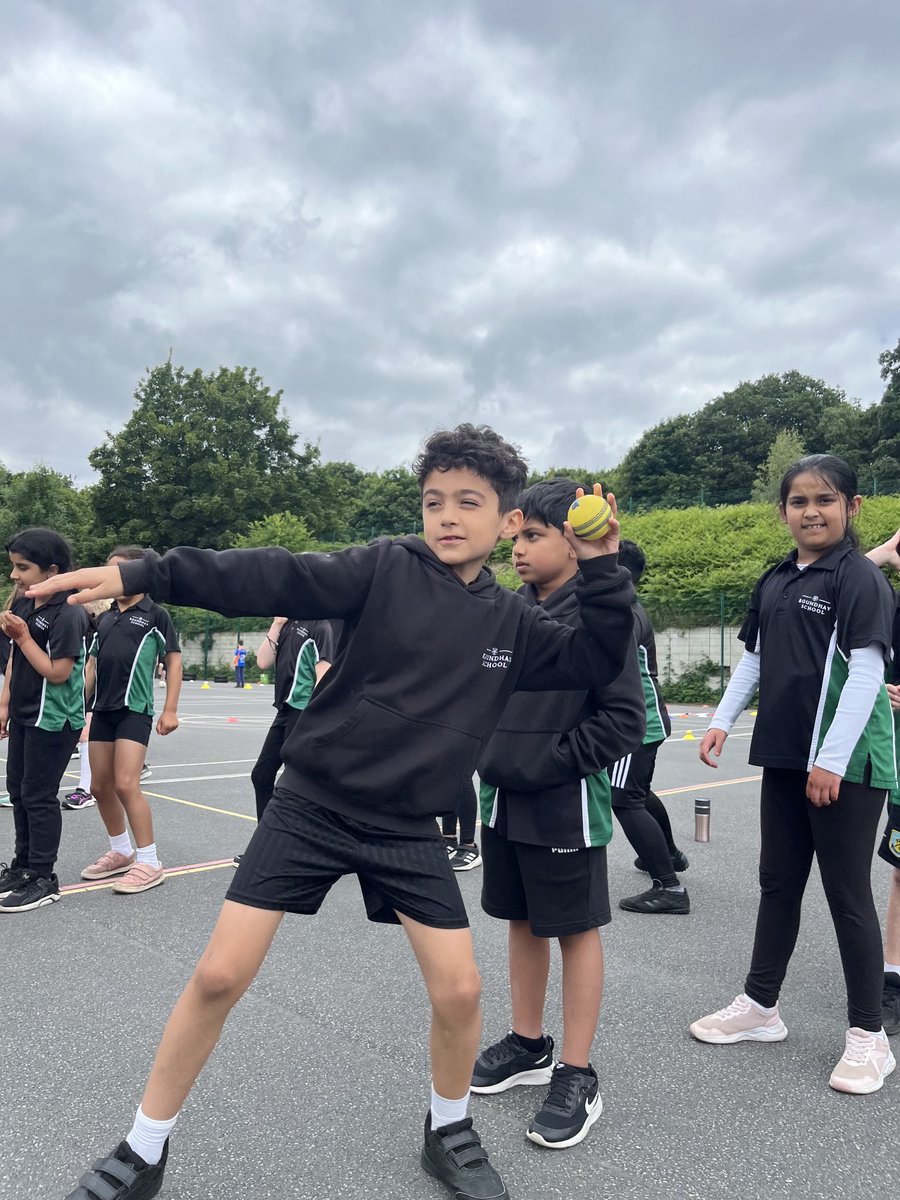 RSchPrimaryPE's tweet photo. 🏏 We have some truly talented cricketers here at ⁦@RoundhaySchool⁩! This afternoon we were fortunate to get a visit from Jake from ⁦@YCCC_YCF⁩ to impart his cricketing knowledge to our children and he was super impressed! #Fin5 #weareroundhay #idontlikecricketiloveit https://t.co/MmMwKkAD4C