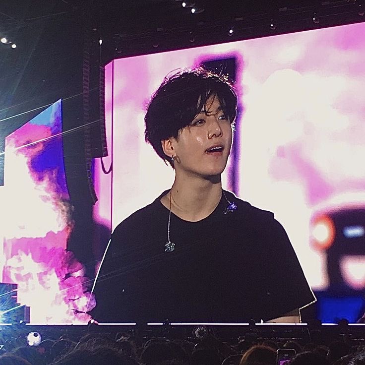 jikookconcerts's tweet image. got a pretty face         pretty boyfriend too