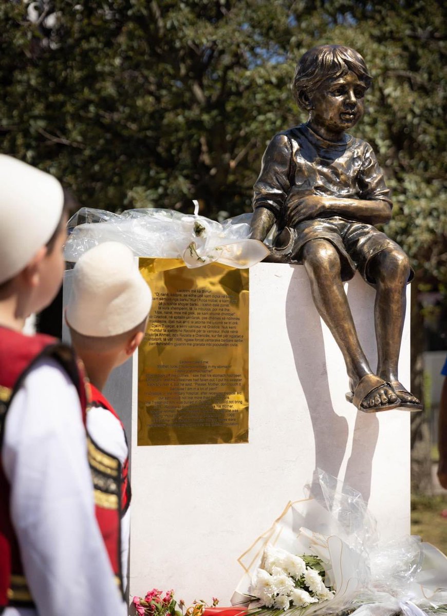 kosovarfootball's tweet image. The sculpture of Leotrim Ahmeti was unveiled today in #Skënderaj, #Kosovo. He was 7 when he was killed by serbian forces in September 1998. 

He remains a symbol of the sacrifice of 1,432 fallen children for Kosovo's freedom.

Lavdi e përjetshme! 🇽🇰🇦🇱