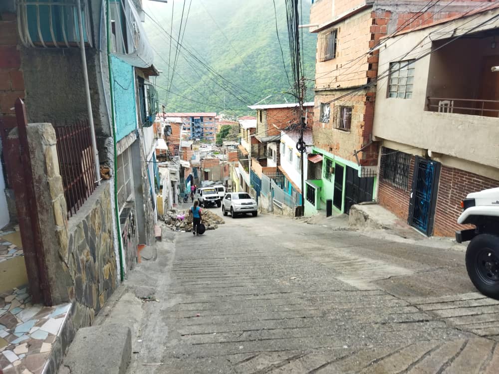 HacemosComunid's tweet photo. #Antímano Vecinos del sector El Progreso en #Carapita piden a autoridades que recojan los escombros que dejaron hace una semana en un tramo de la calle luego de la reparación de tuberías de aguas servidas. https://t.co/sh7chHpotD