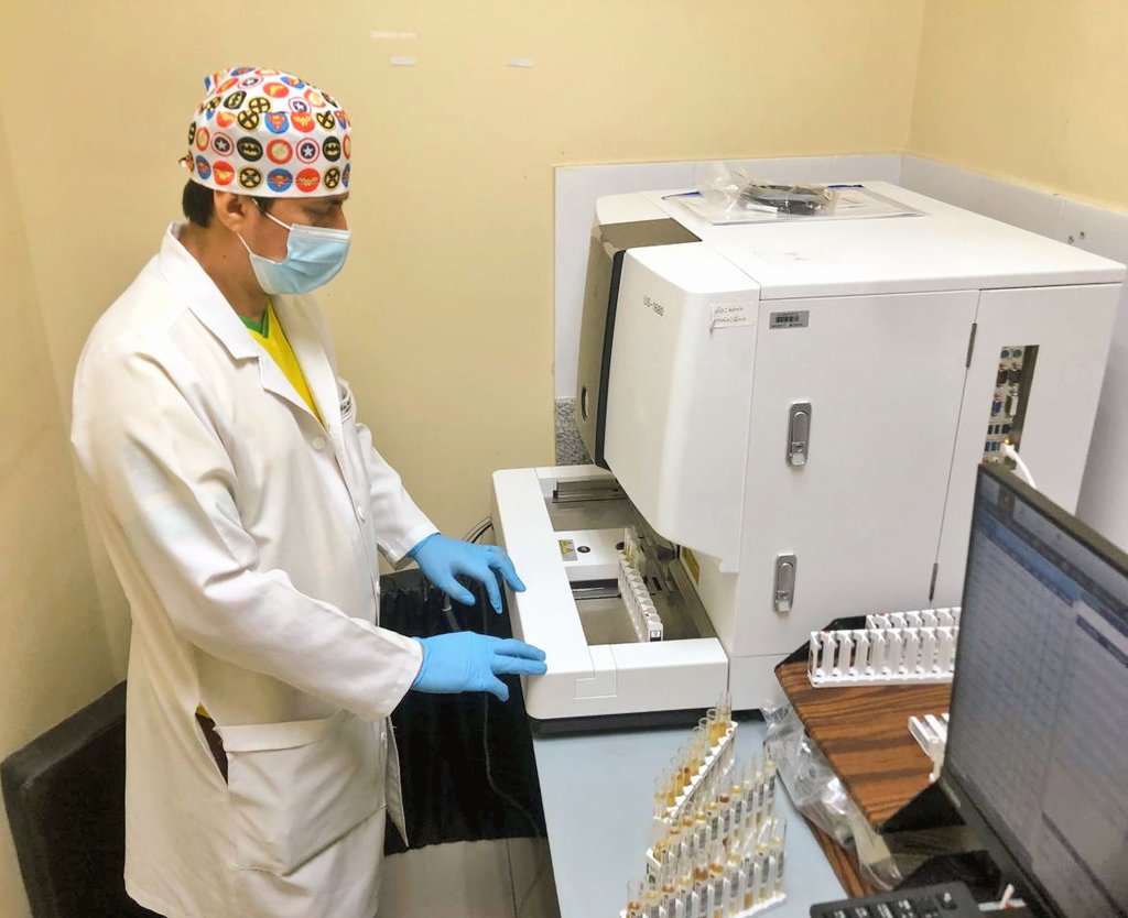 DPS_LosRios's tweet photo. #Babahoyo | El 🔬👨🏻‍🔬 laboratorio clínico del Hospital General Martín Icaza, posee equipos de apoyo tecnológico de alta gama en hematología, bioquímica, uroanálisis, gasometría y electrolitos. Aquí, @Salud_Ec procesa a diario 200 órdenes de exámenes y 1.200 pruebas, en promedio. https://t.co/ABk8Jdo9N5