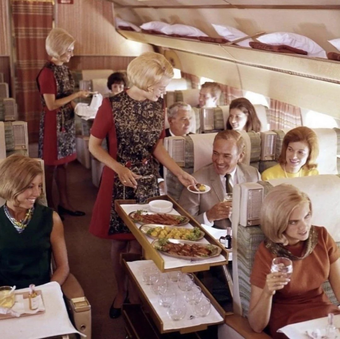 histoire_colo's tweet photo. Service de cabine de Delta Air Line 1969. https://t.co/lHytVuO6ix