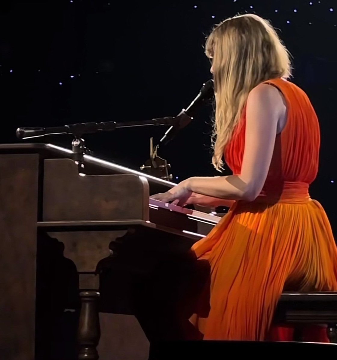 LaPuercaylor's tweet image. La segunda canción sorpresa es “I hate it here” con “The Lakes” #CardiffTSTheErasTour