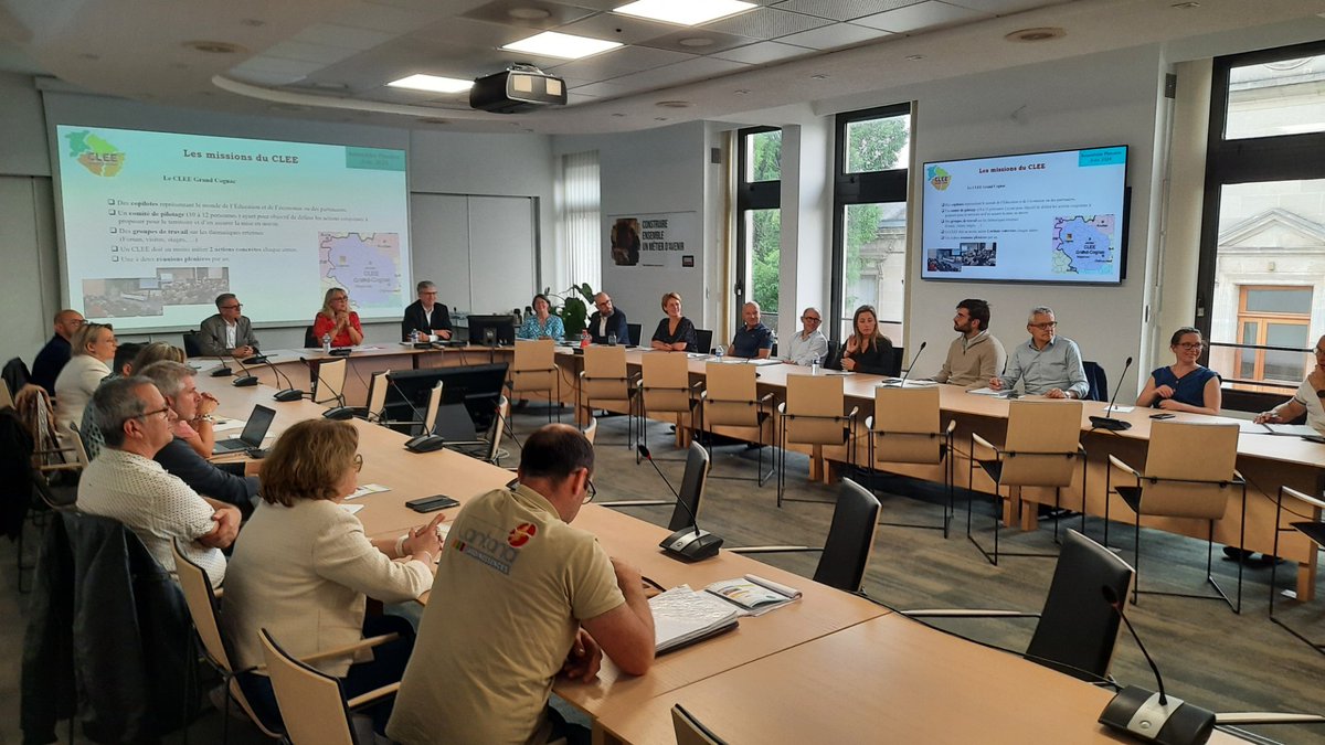 dom67a's tweet photo. Le bilan de l'année à eu lieu ce soir dans les locaux du #BNIC  en présence des entreprises du @GrandCognac du @LPOJeanMonnet16, des collèges de secteur et des acteurs locaux. De nombreuses actions ont été mises à l'honneur et le partenariat félicité. https://t.co/15TkpViF3R