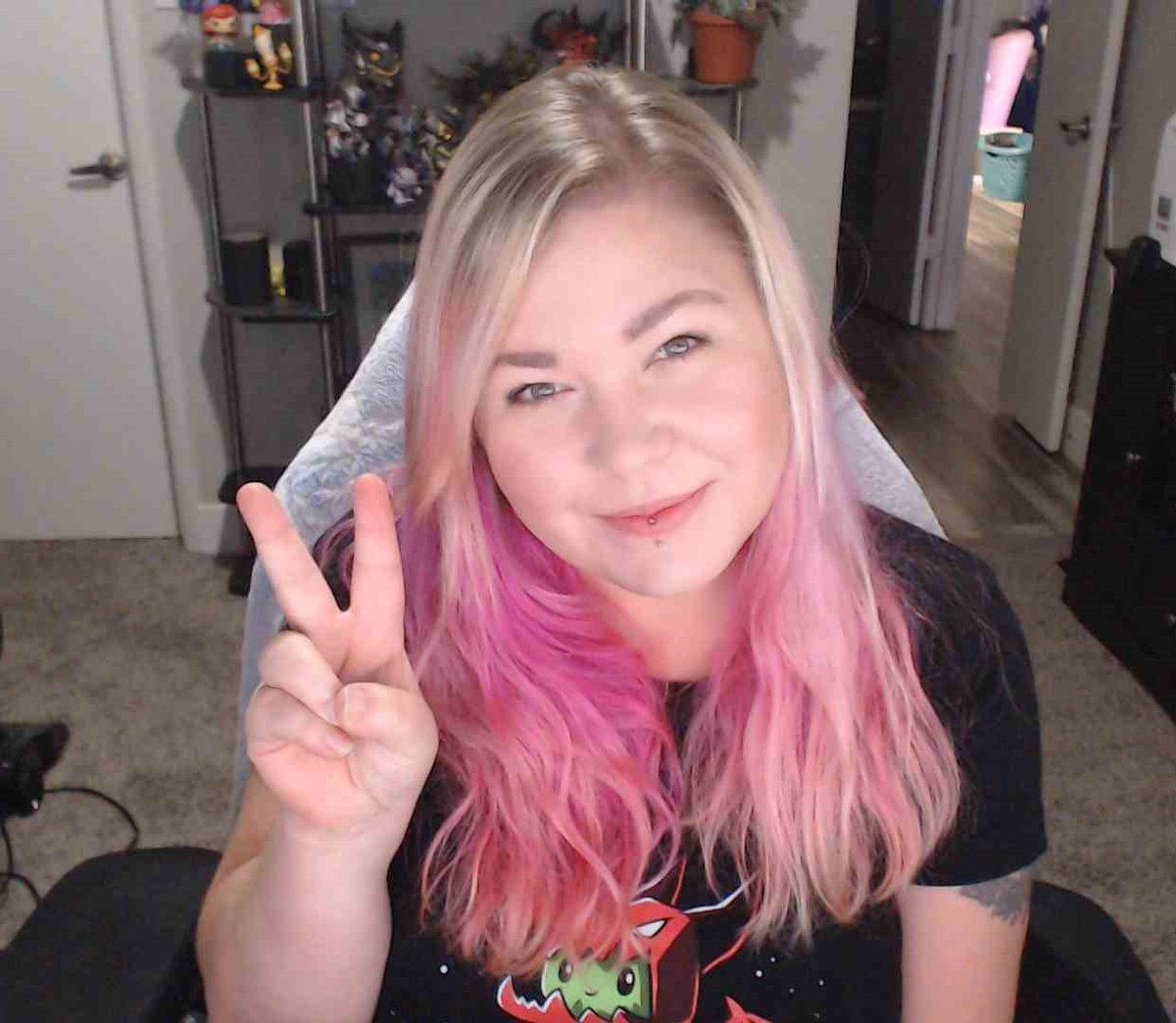 Hey guess what! I strimmin! twitch.tv/littlesparkz