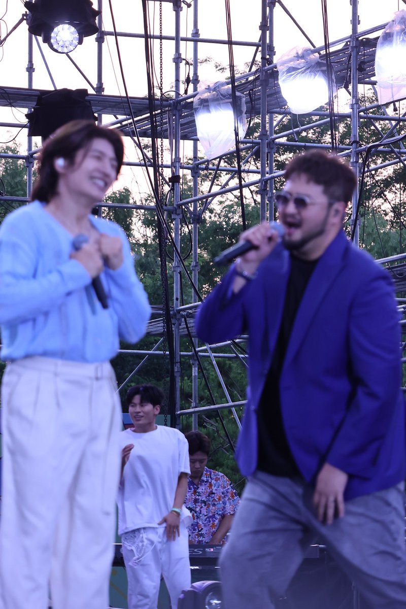 240615 메가필드
 왜 초점이 안맞았을까....😭
너무 귀여운 한쌍인데🩵
#지오디 #손호영 #김태우 #호우