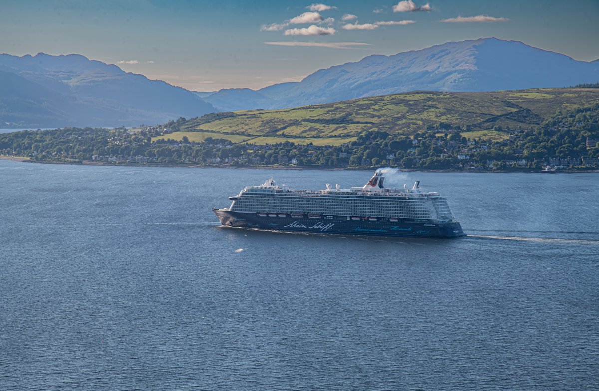 gregoreroach's tweet photo. mein schiff 3. Leave from Greenock Lyle hill #Greenock #Inverclyde #Scotland #Shipping @discinverclyde @VisitScotland @tours_scotland @MeinSchiff3 @tuicruises https://t.co/sVQuuDP6xV
