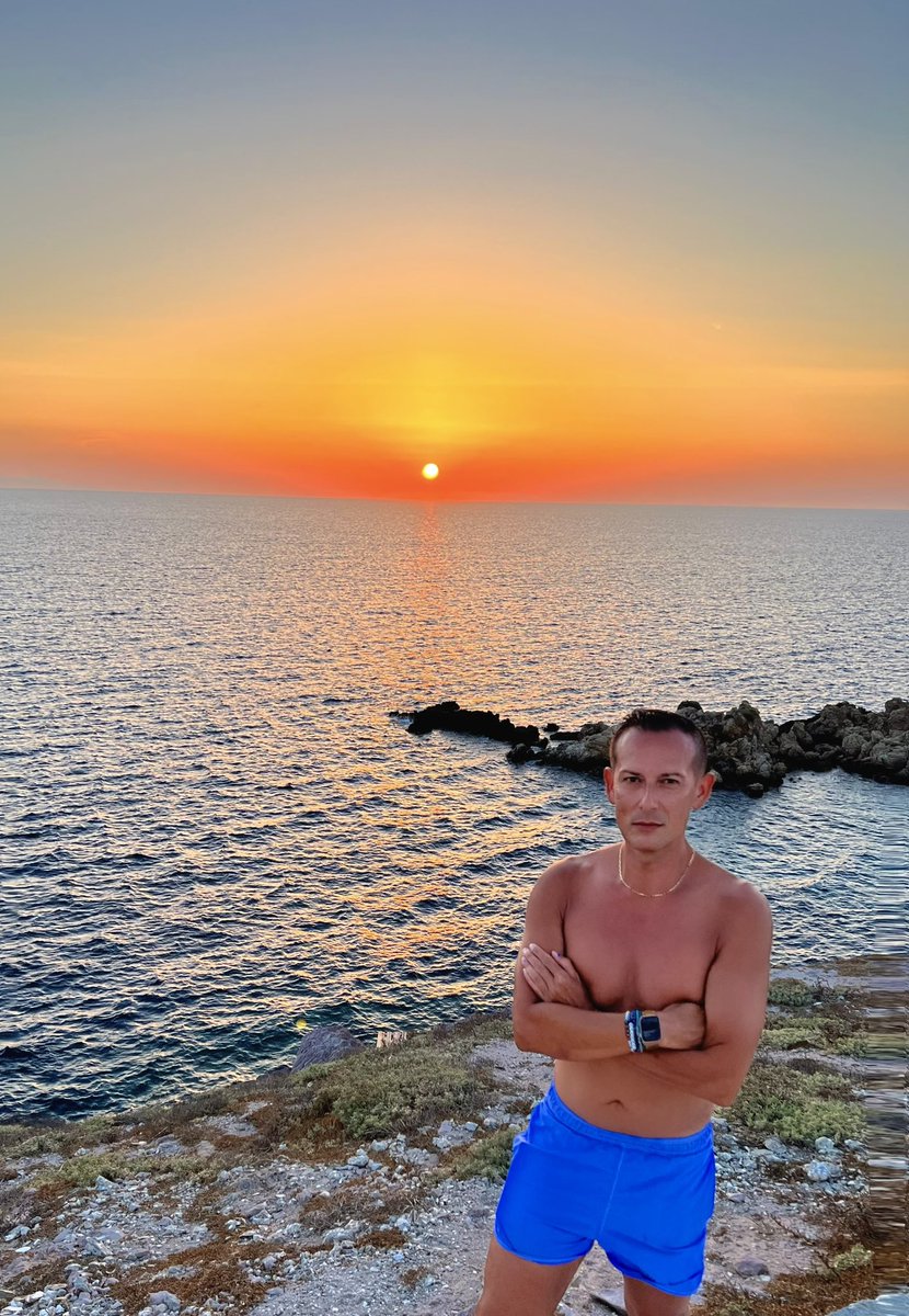 Sunsets in Paros hit differently 🇬🇷🌞🇬🇷
#greece #paros #mensfashion #summer #isabelmarant #getwet