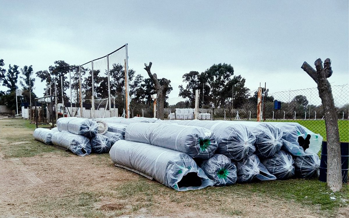 👷 La obra del sintético no para

▫ Hoy recibimos 30 rollos de alfombra para la cancha 3 del predio de Alsina y Lora, que miden 3,70 de ancho por 64,10 de largo.

Seguimos trabajando por el club del futuro.