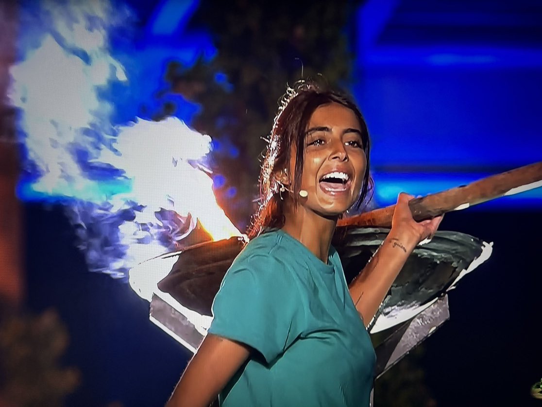 comentemoslo's tweet photo. Te han CRITICADO.
Te han tirado por TIERRA.
Te han DESPRESTIGIADO.
Te han INSULTADO.

Marieta eres INCREÍBLE, hasta en la FINAL demostrando lo que tú vales.

Esta noche es tuya, esta noche es para ti.
¡MARIETA GANADORA! #SVFinal https://t.co/Arsak9FMjn