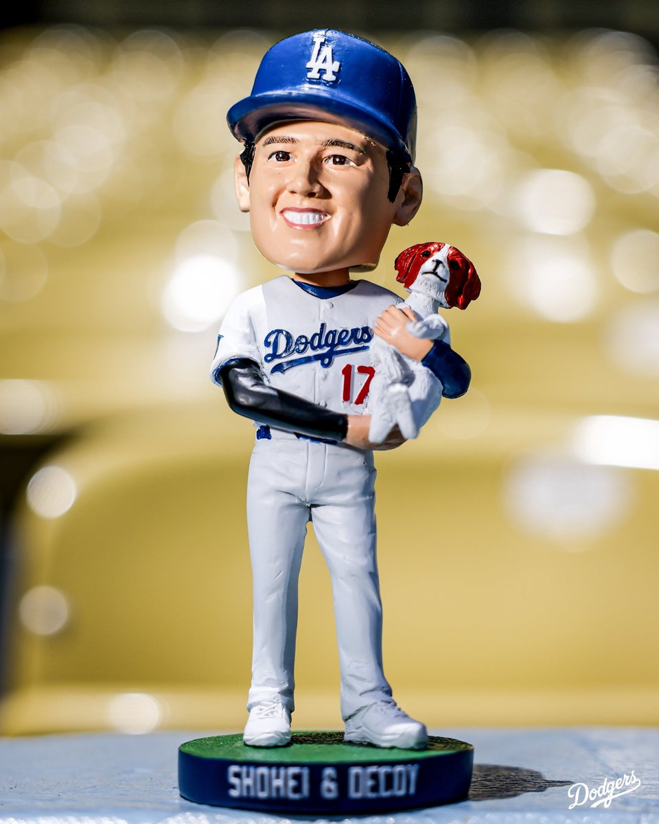 ドジャースは8月28日の試合で大谷翔平とデコピンのボブルヘッドを来場
