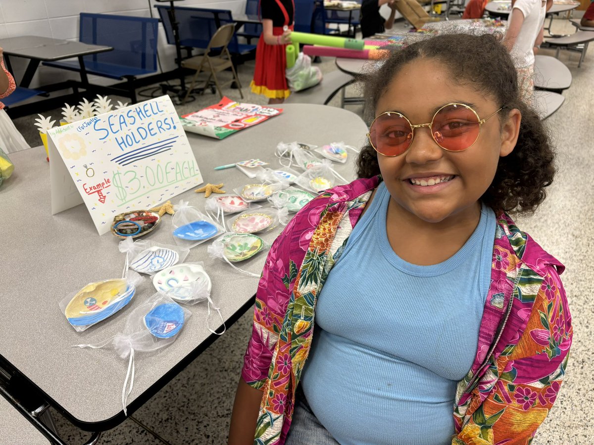misssantarsiero's tweet photo. Thanks @_MsCassidy for organizing 4th Grade Market Day!!! https://t.co/h8FGHfcI6H