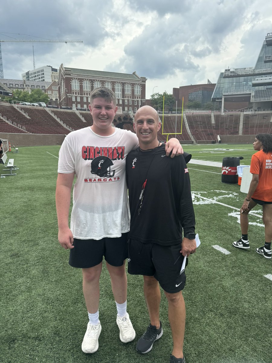 natedixon2028's tweet image. Incredible experience attending @GoBearcatsFB Football Camp! Learned a lot and got better. Big thanks to @coach_stepp and all of the other coaches for teaching me techniques that will help me continue to improve my craft! @Jordan_kitna3 @lakota_east @LakotaEastFB